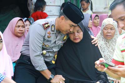  Wakapolresta Pekanbaru Sambangi Seorang Janda Buruh Cuci